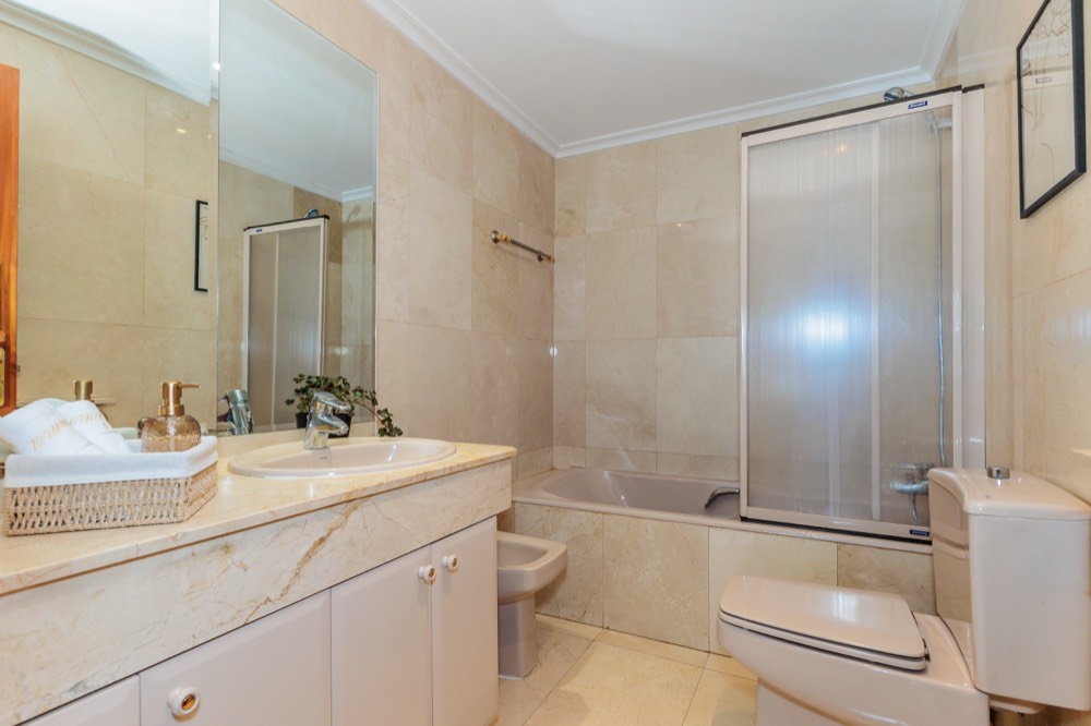 Baño de uno de los pisos de La Palomera