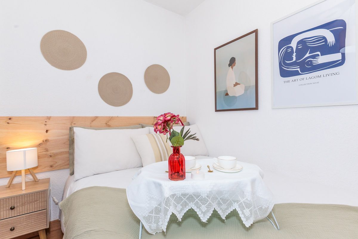 Habitación con cama de matrimonio y bandeja de desayuno