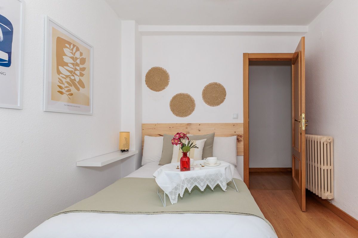 Habitación con cama de matrimonio y radiador
