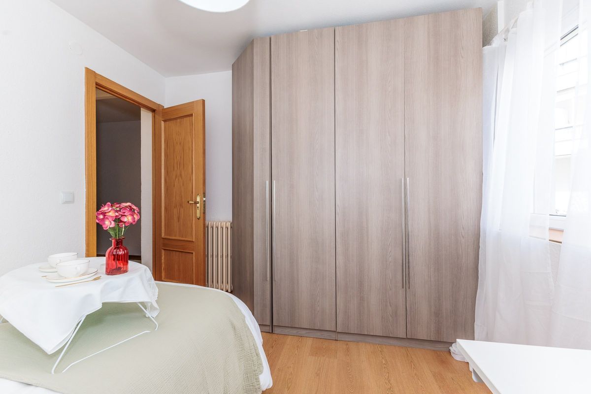 Habitación con armario grande de puertas correderas
