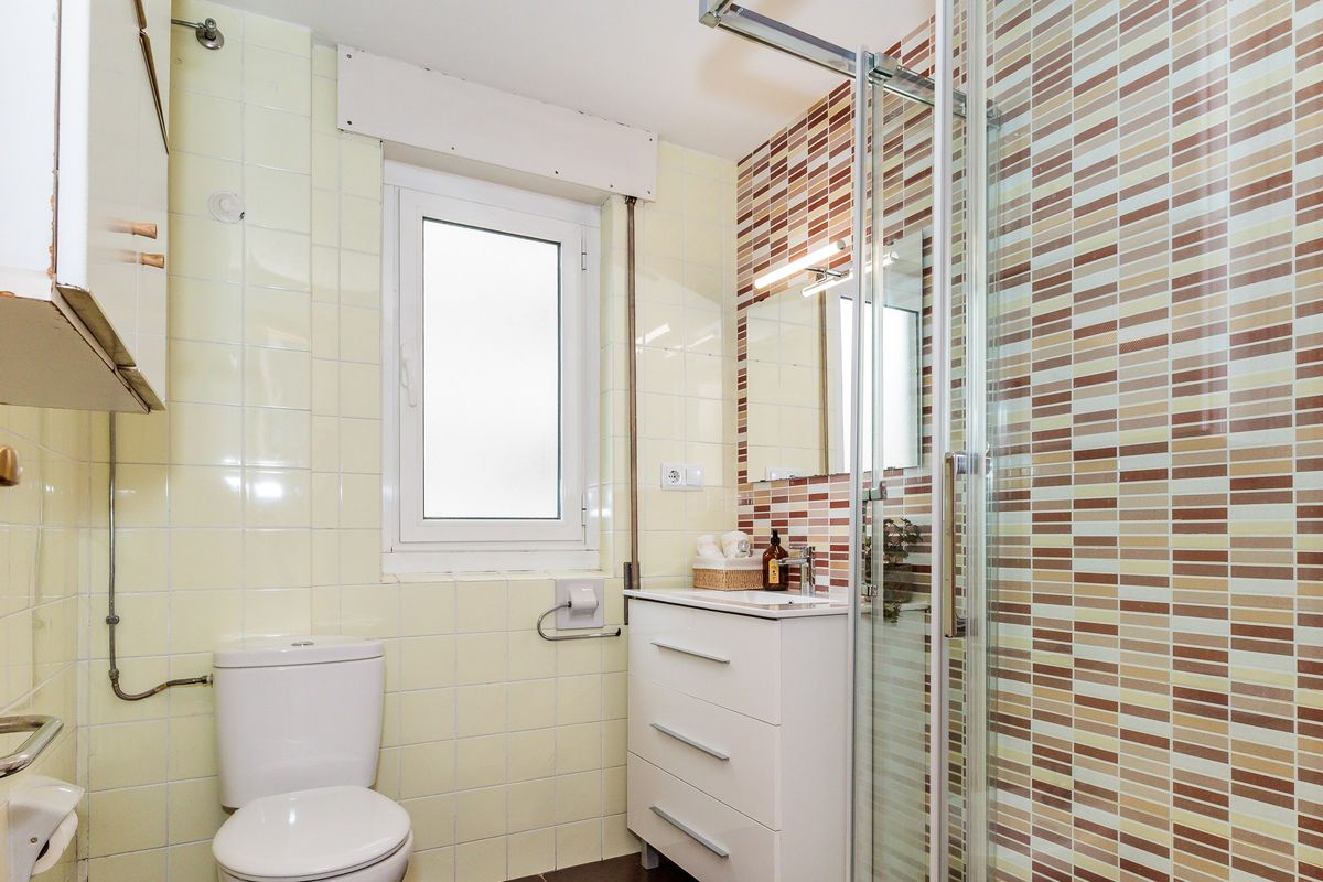 Baño con ducha de mampara