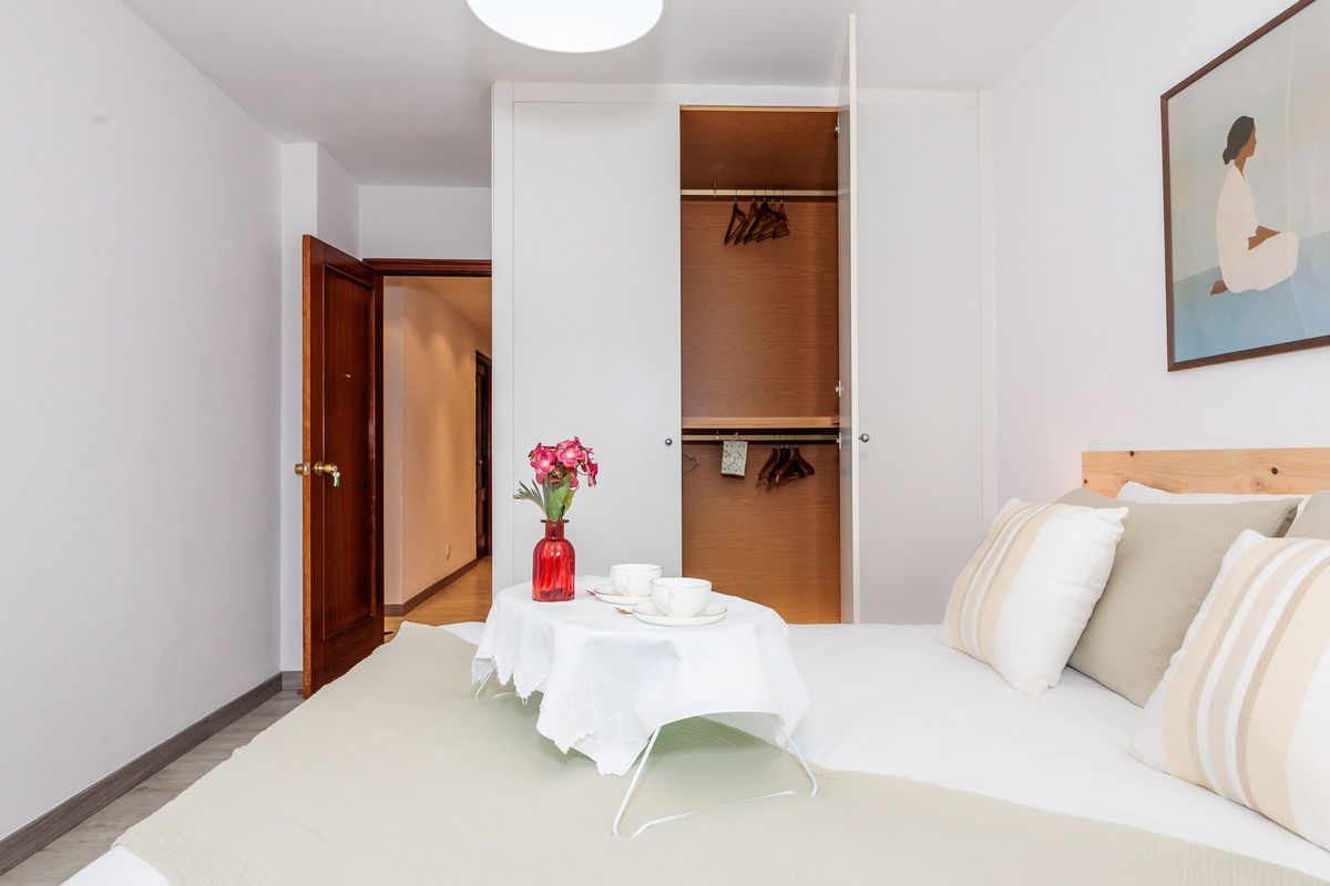 Habitación con cama de matrimonio y armario empotrado