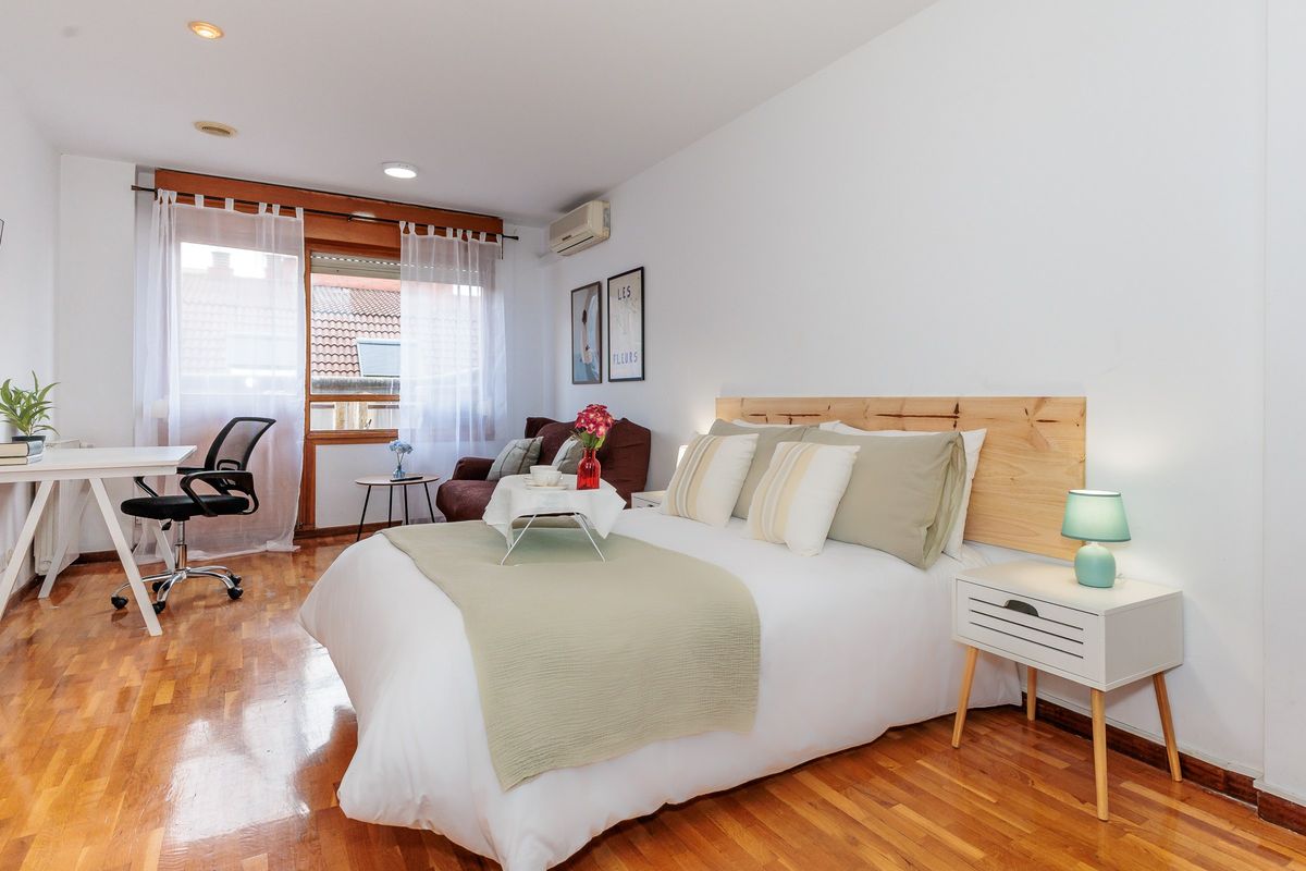 Habitación amplia con cama de matrimonio y escritorio