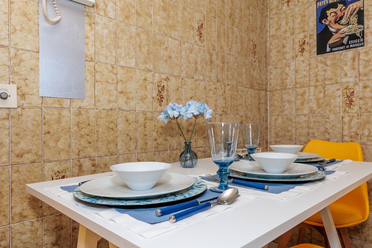Mesa de comedor puesta